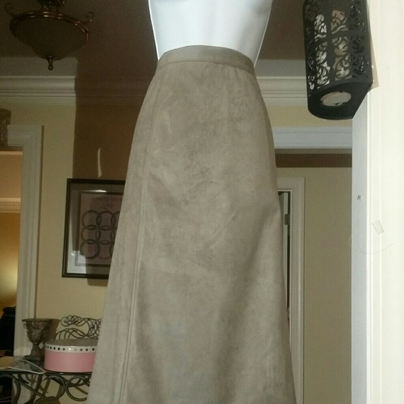 Glorasuede ladies skirt suit - Picture 4 of 6